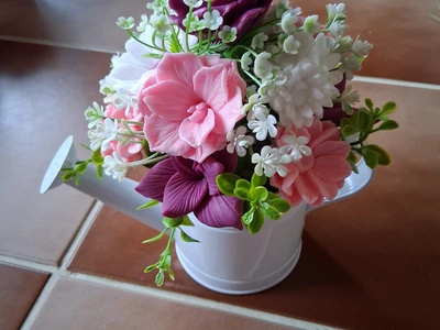 Konve a košíčky s mýdlovými květinami