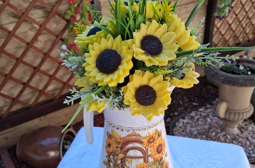 Konve a košíčky s mýdlovými květinami