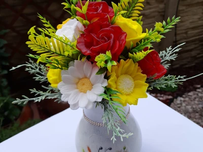 Konve a košíčky s mýdlovými květinami