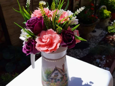 Konve a košíčky s mýdlovými květinami