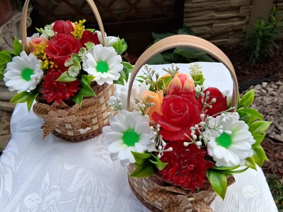 Konve a košíčky s mýdlovými květinami